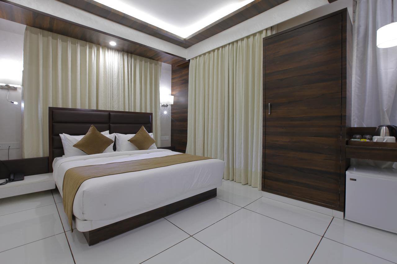 Hotel Silver Heights Ahmedabad Exterior foto